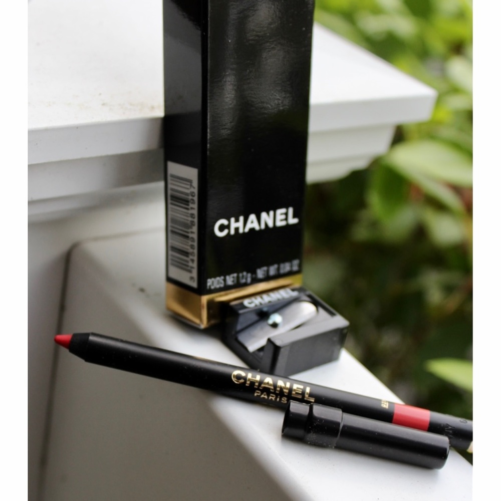 Chanel 0.04 OZ. 196 - ROSE POUDRÉ
LE CRAYON LÈVRES
LONGWEAR LIP PEN